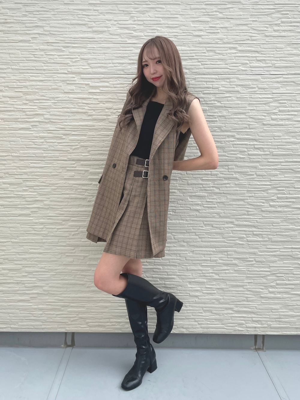 ブラウン系のベスト、ブラック系のキャミソール、ブラウン系のスカートを着用したレディースの夏コーディネートの3枚目の写真