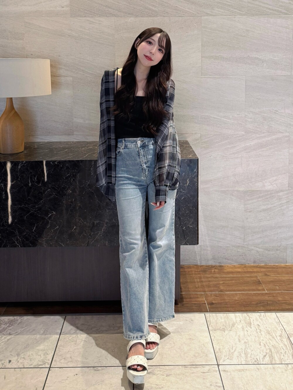 ブラック系のシャツ/ブラウス、ブラック系のキャミソール、ブルー系のデニムパンツを着用したレディースの夏コーディネートの2枚目の写真