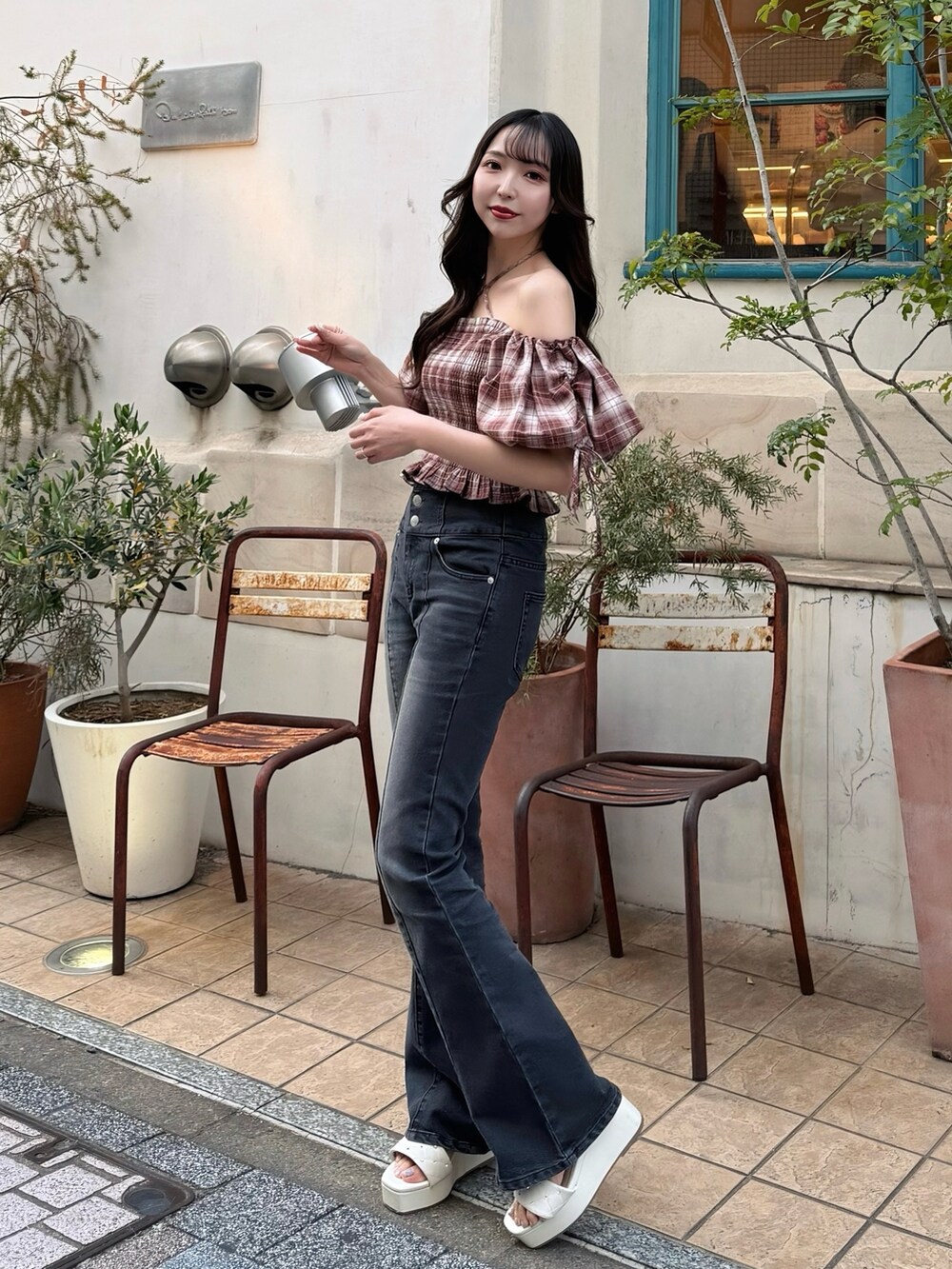 ブラウン系のシャツ/ブラウス、グレー系のデニムパンツ、ホワイト系のサンダルを着用したレディースの春コーディネートの2枚目の写真