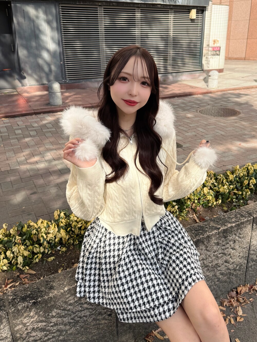 ホワイト系のパーカー、その他のスカートを着用したレディースの秋コーディネートの4枚目の写真