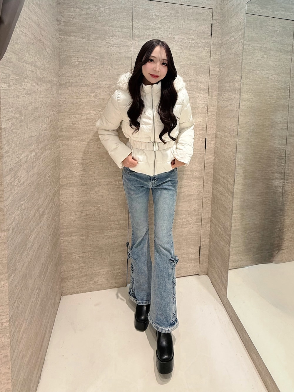 ホワイト系のダウンジャケット/コートを着用したレディースの秋コーディネートの4枚目の写真