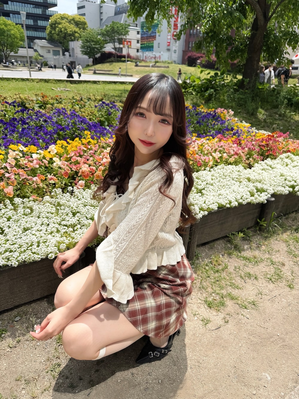 ホワイト系のカーディガン/ボレロ、ブラウン系のワンピース、ホワイト系のハンドバッグを着用したレディースの春コーディネートの6枚目の写真