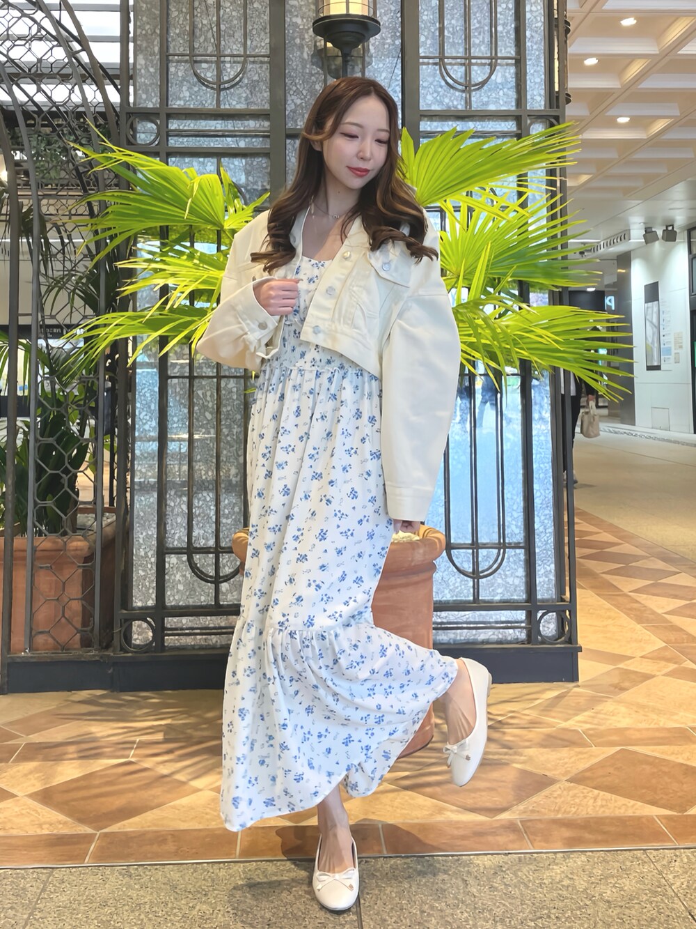 ホワイト系のデニムジャケット、ホワイト系のワンピース、ホワイト系のパンプスを着用したレディースの春コーディネートの2枚目の写真