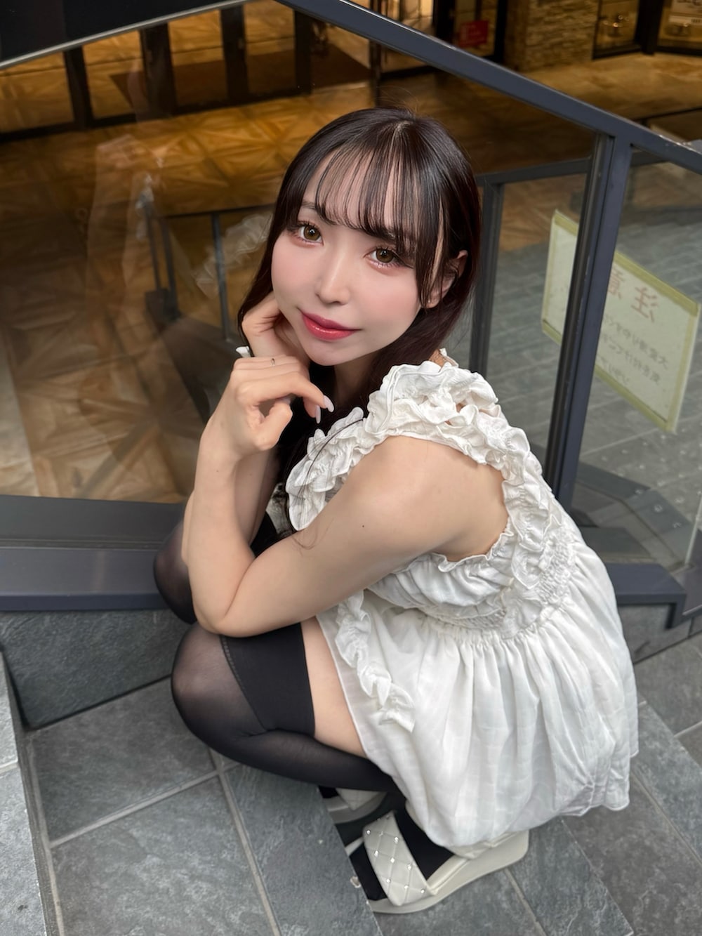 ホワイト系のシャツ/ブラウス、ホワイト系のサンダルを着用したレディースの夏コーディネートの4枚目の写真