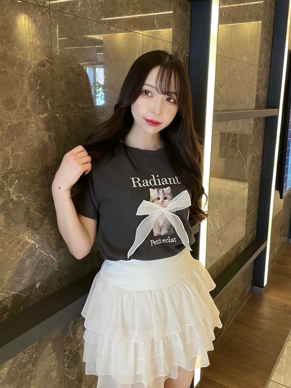 グレー系のTシャツ/カットソー、ホワイト系のスカートを着用したレディースの春コーディネートの3枚目の写真