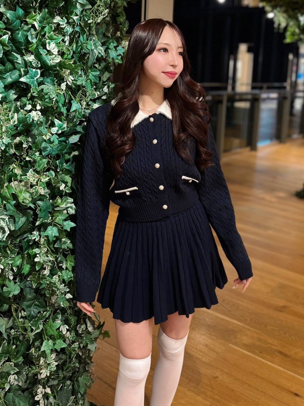 ブルー系のカーディガン/ボレロを着用したレディースの冬コーディネートの5枚目の写真