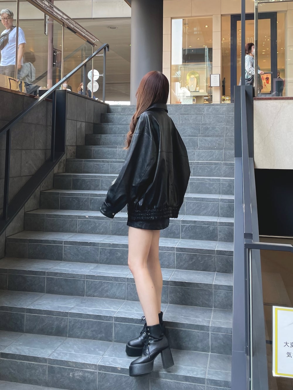 ブラック系のブルゾン、ブラック系のスカートを着用したレディースの秋コーディネートの2枚目の写真