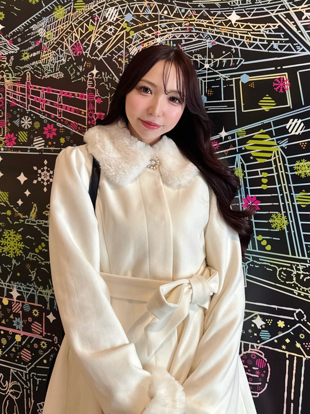 ブラック系のハンドバッグ、ホワイト系のその他アウターを着用したレディースの冬コーディネートの5枚目の写真