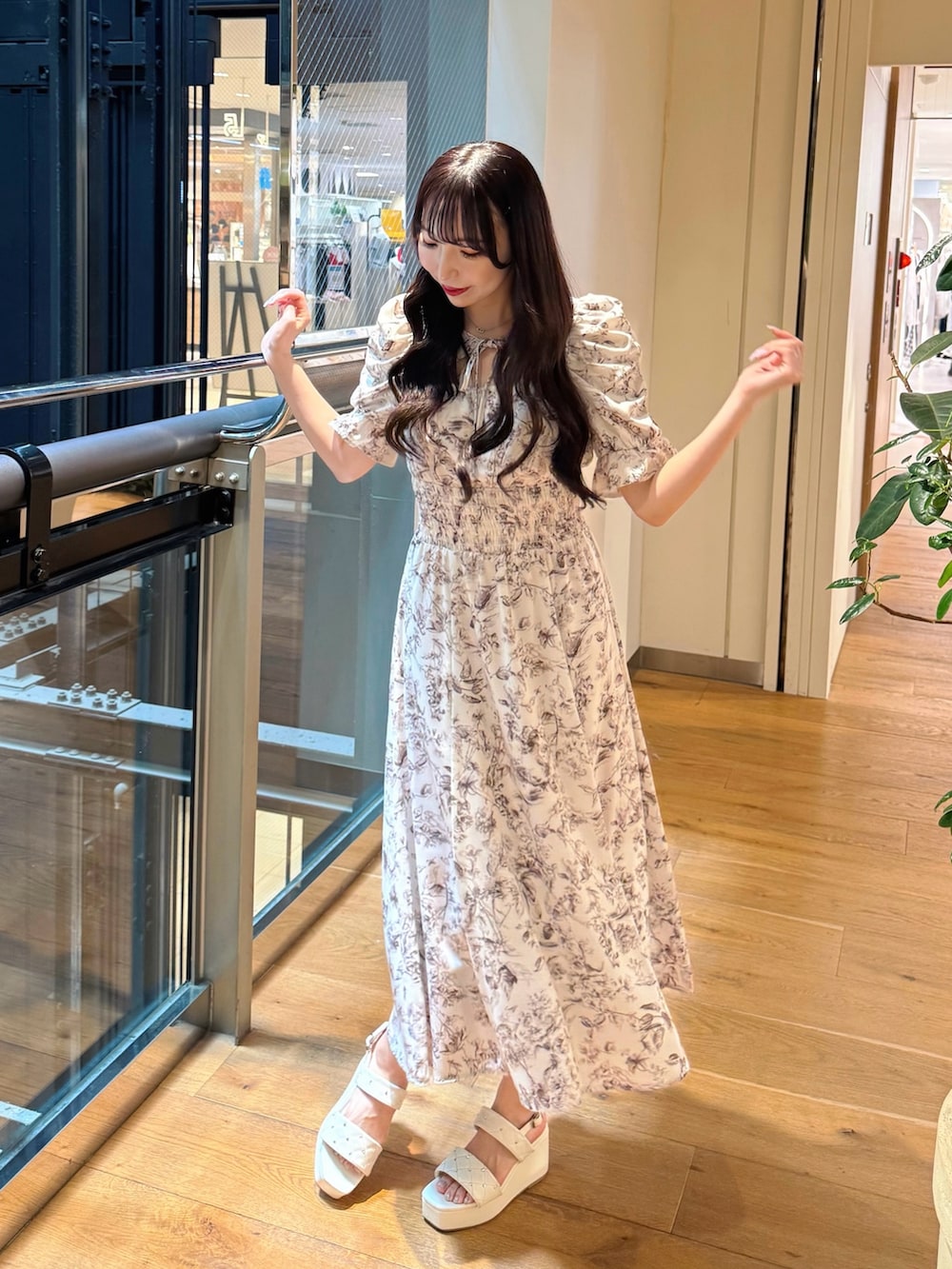 ホワイト系のワンピース、ホワイト系のサンダルを着用したレディースの夏コーディネートの2枚目の写真