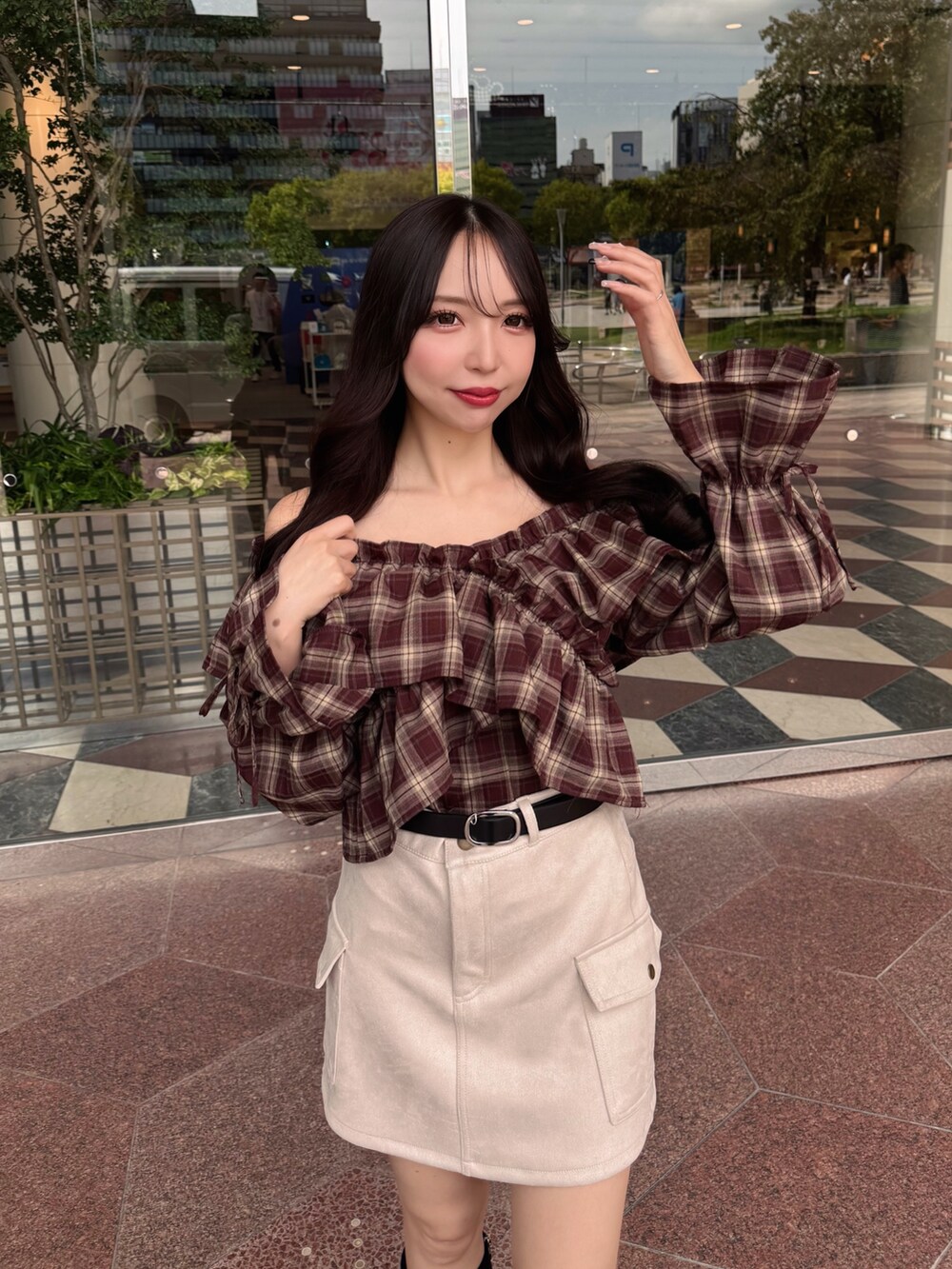 レッド系のシャツ/ブラウス、ホワイト系のスカート、ブラック系のベルトを着用したレディースの秋コーディネートの4枚目の写真