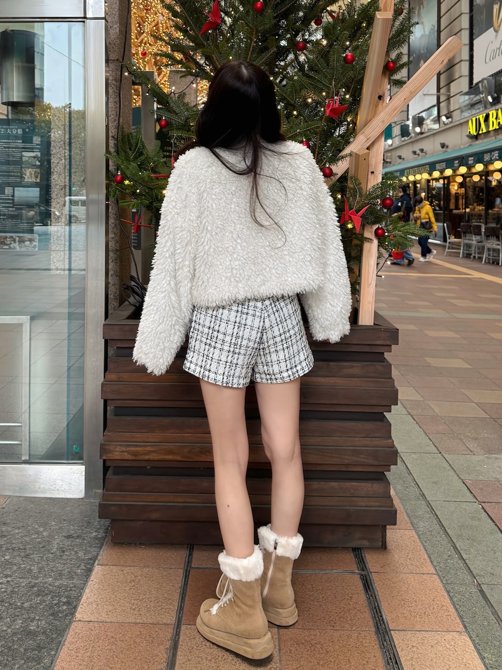 ホワイト系のブルゾン、ホワイト系のその他パンツを着用したレディースの秋コーディネートの3枚目の写真