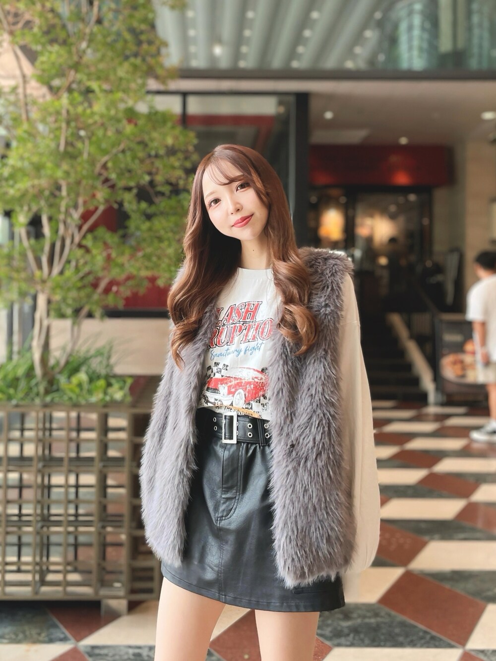 ブラウン系のTシャツ/カットソー、グレー系のベスト、ホワイト系のTシャツ/カットソーを着用したレディースの秋コーディネートの4枚目の写真