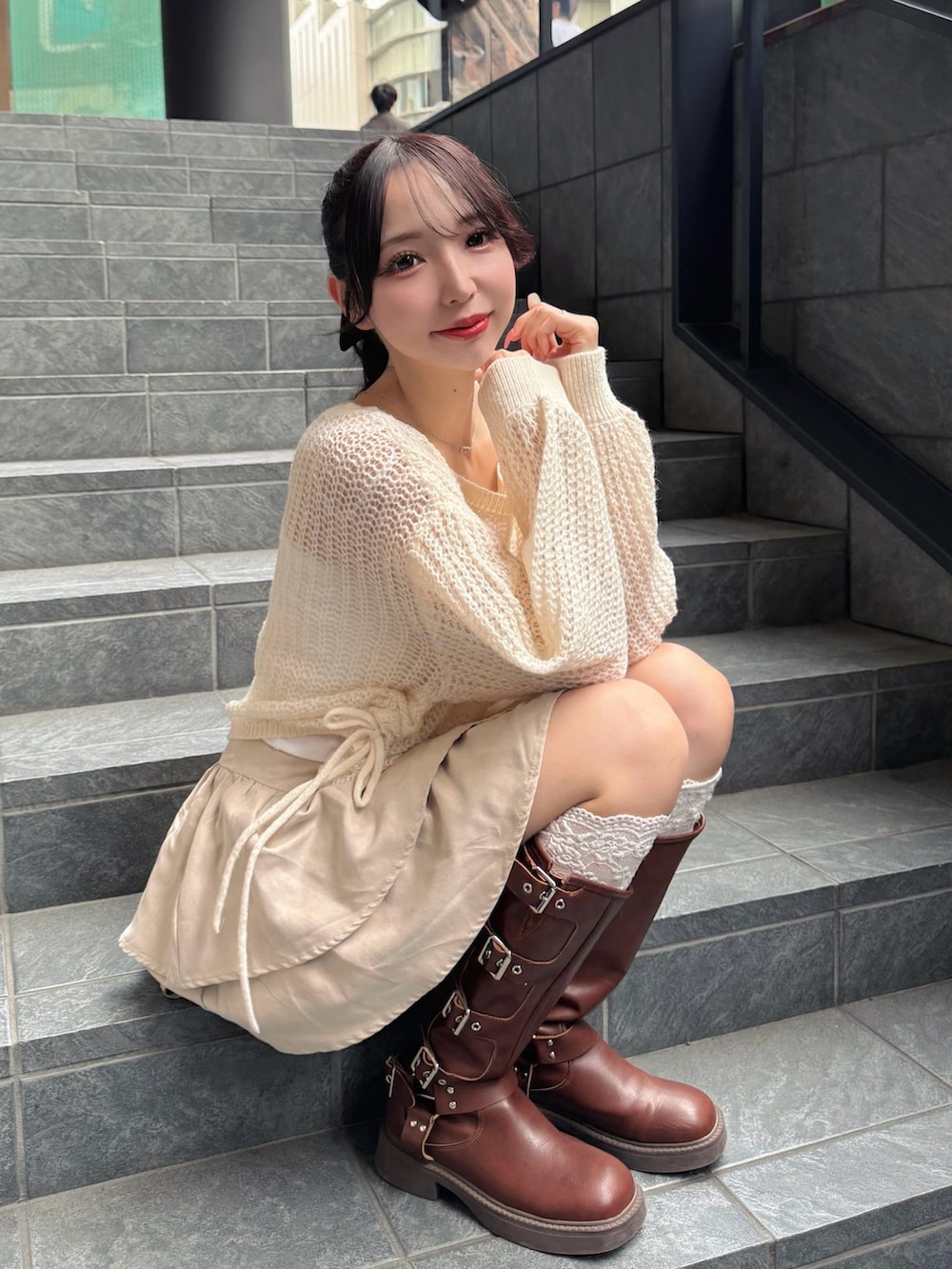 ホワイト系のニット/セーター、ホワイト系のキャミソール、ホワイト系のスカートを着用したレディースの秋コーディネートの5枚目の写真