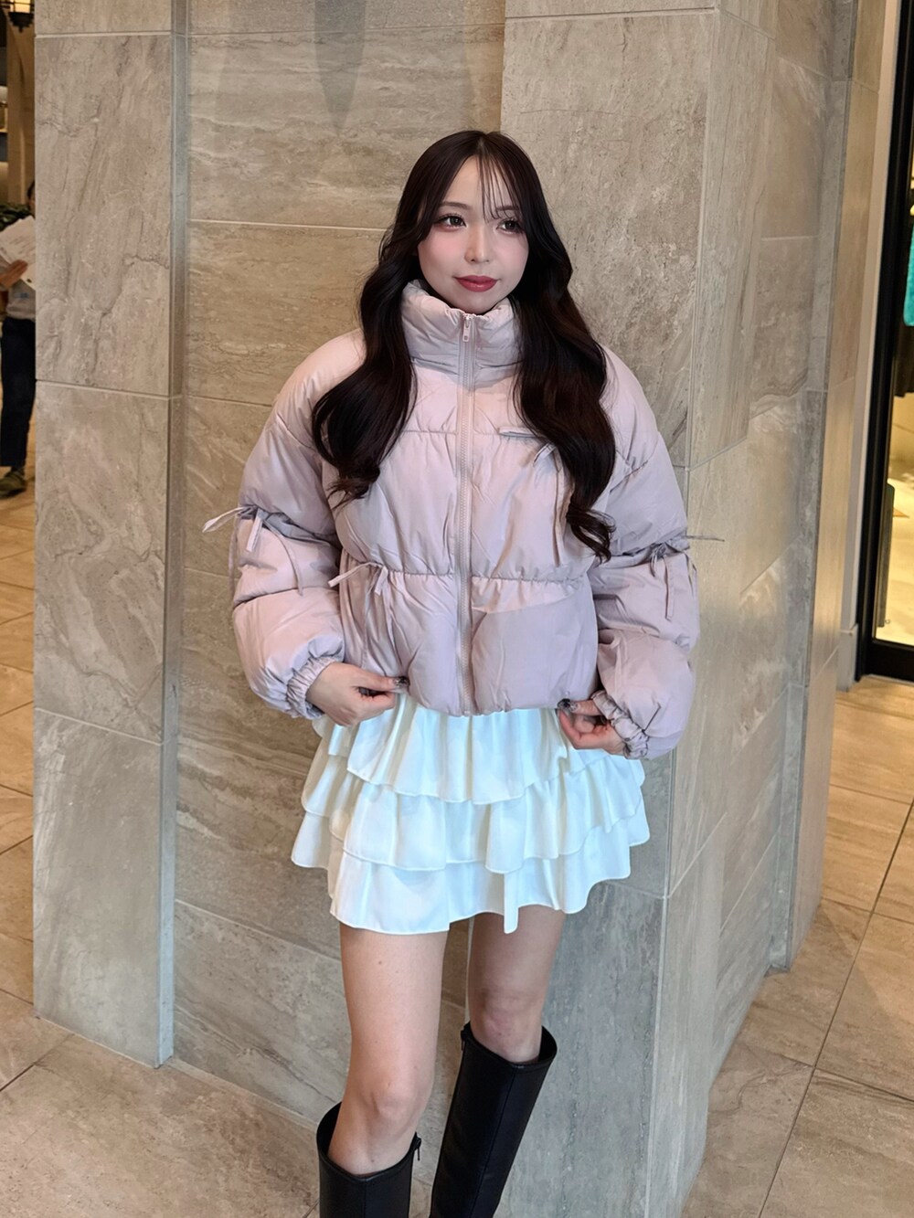 ピンク系のその他アウター、ホワイト系のスカート、ブラック系のブーツを着用したレディースの秋コーディネートの6枚目の写真