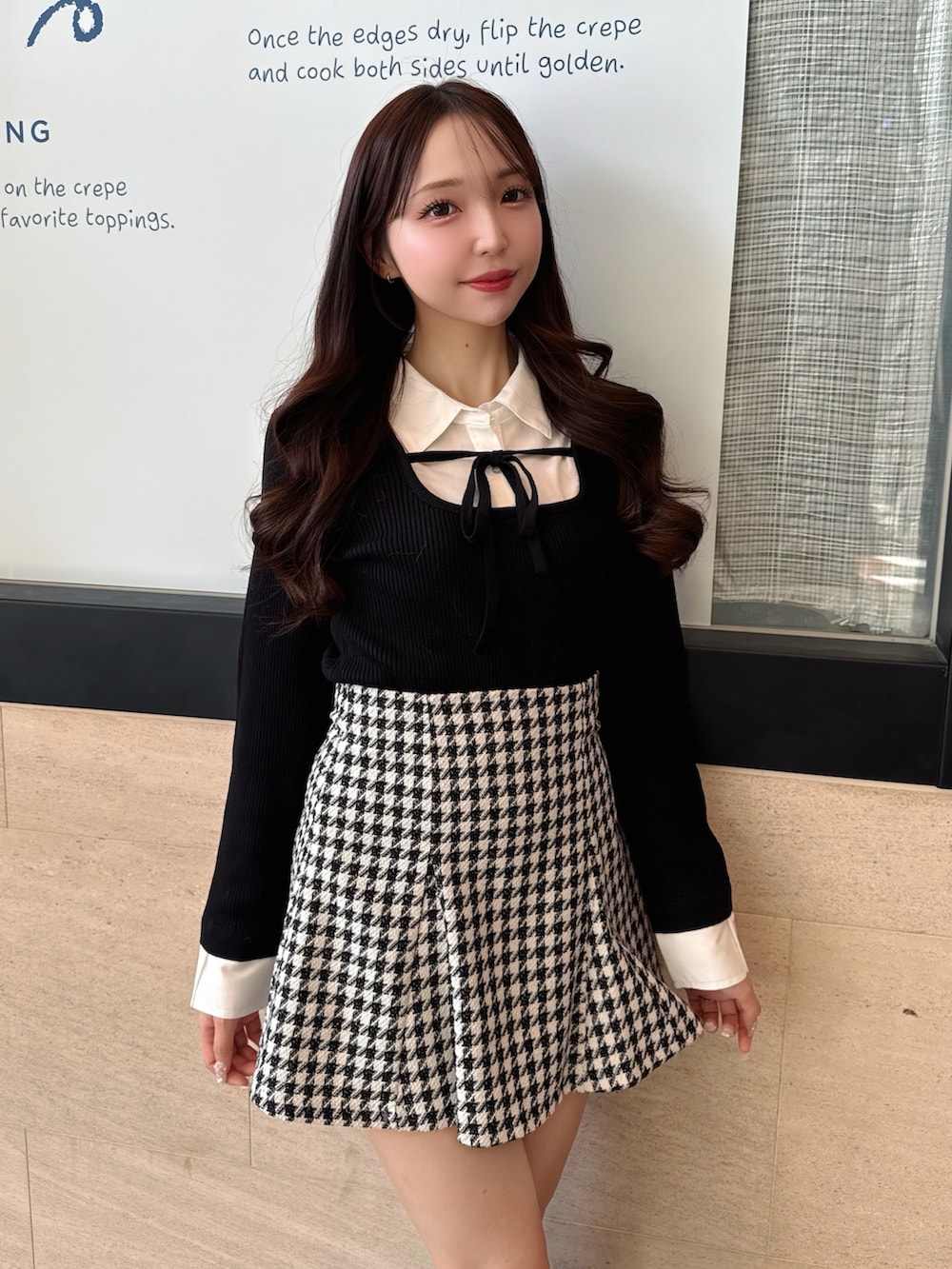 ブラック系のニット/セーター、その他のスカートを着用したレディースの冬コーディネートの3枚目の写真