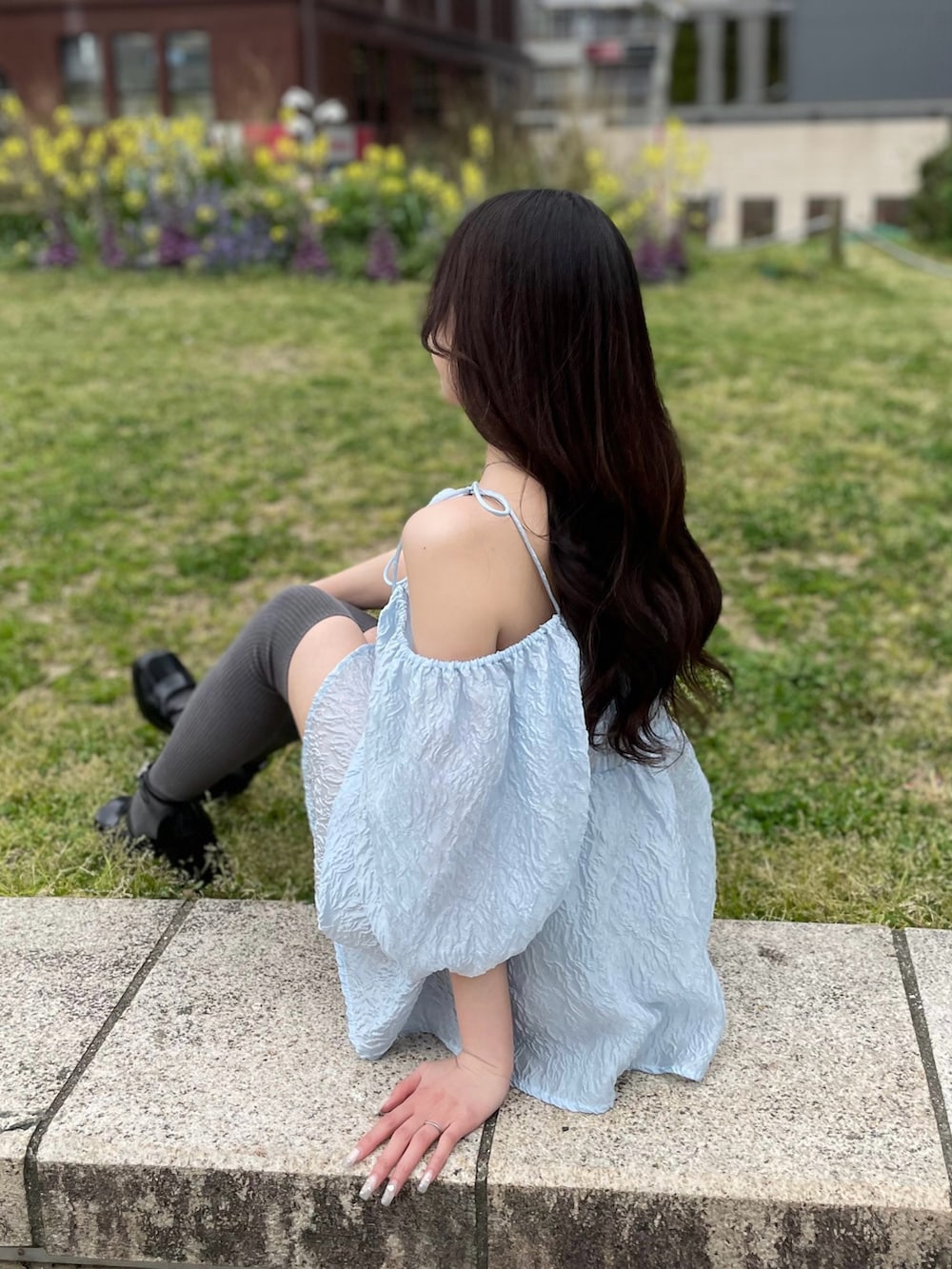 ブルー系のシャツ/ブラウス、グレー系のその他パンツを着用したレディースの春コーディネートの2枚目の写真