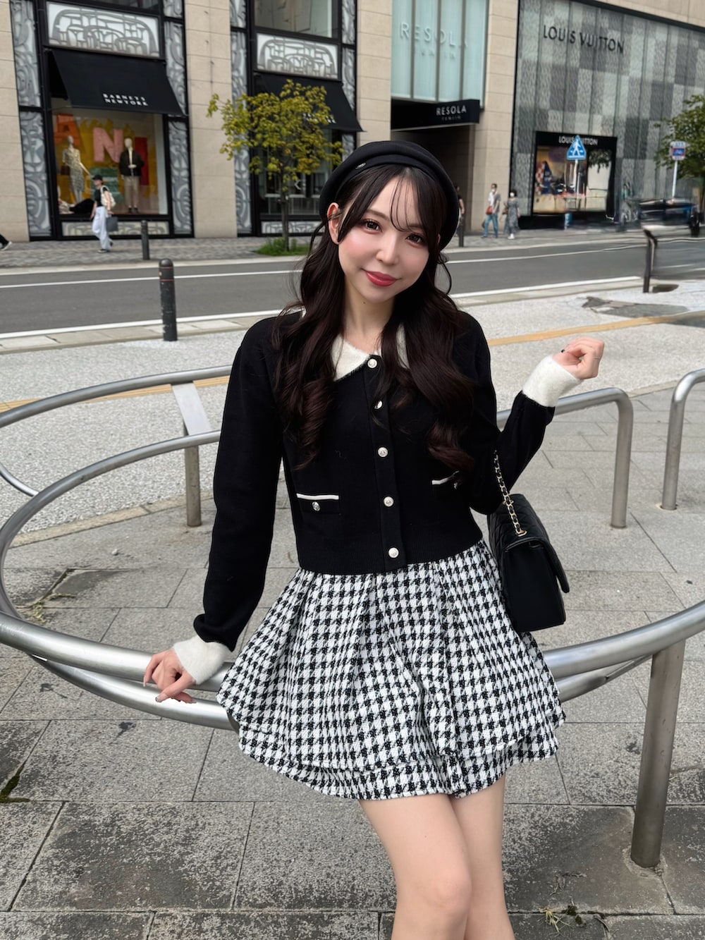 ブラック系のカーディガン/ボレロ、その他のスカート、ブラック系のショルダーバッグを着用したレディースの秋コーディネートの5枚目の写真