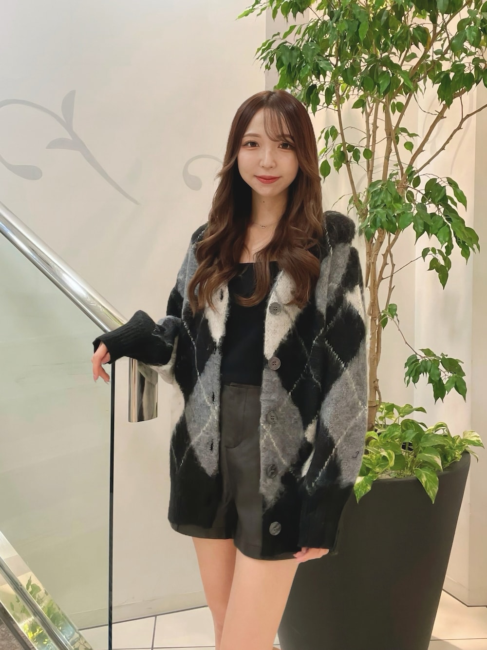 ブラック系のキャミソール、ブラック系のカーディガン/ボレロ、ブラック系のその他パンツを着用したレディースの秋コーディネートの2枚目の写真