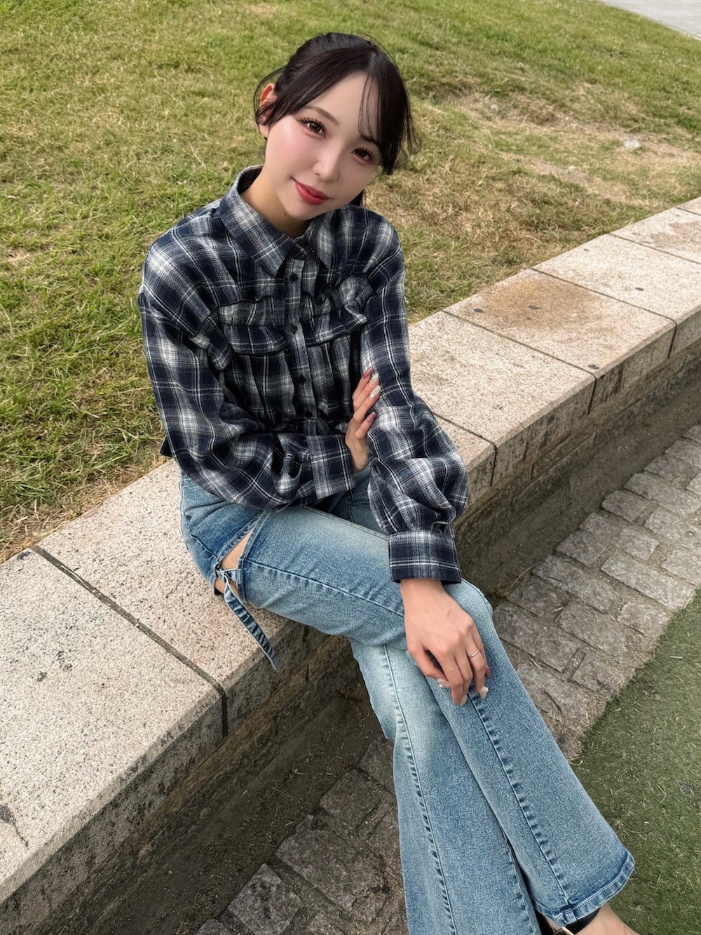 ブルー系のシャツ/ブラウス、ブルー系のデニムパンツ、ブラック系のハンドバッグを着用したレディースの秋コーディネートの5枚目の写真