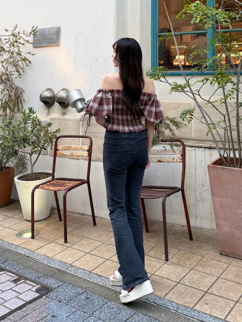 ブラウン系のシャツ/ブラウス、グレー系のデニムパンツ、ホワイト系のサンダルを着用したレディースの春コーディネートの4枚目の写真