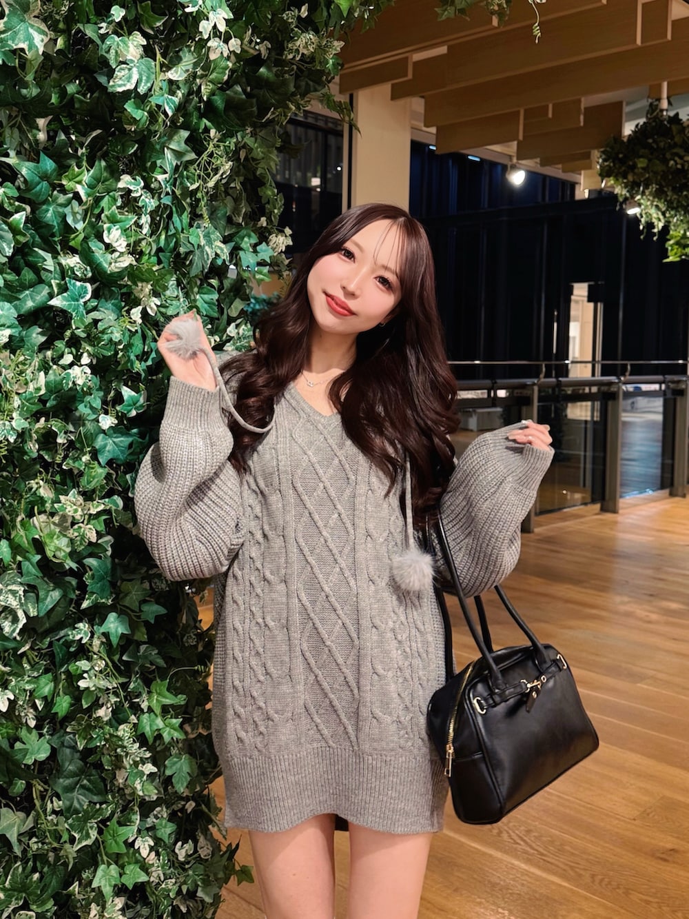 グレー系のパーカー、ベージュ系のブーツを着用したレディースの冬コーディネートの5枚目の写真