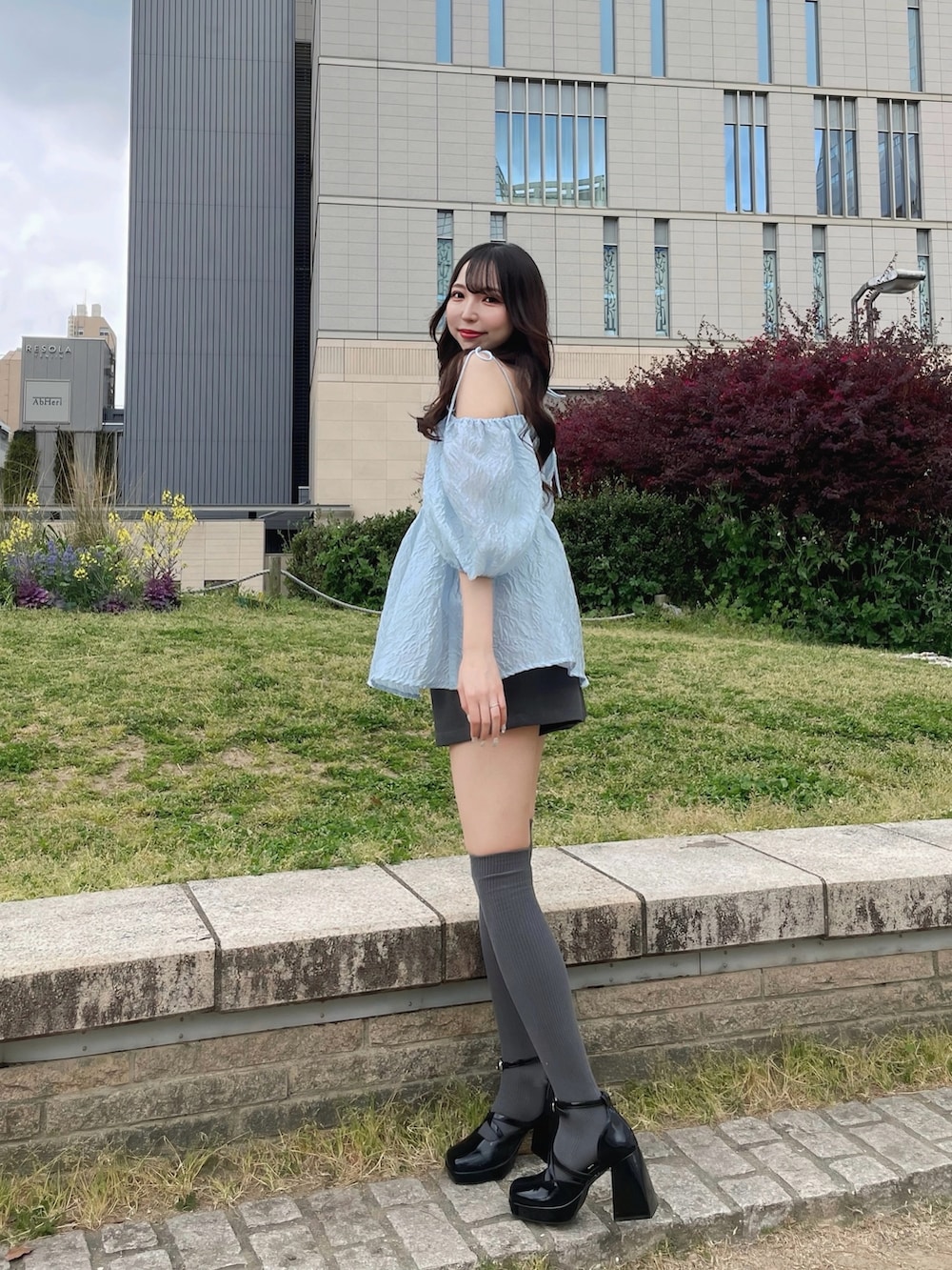 ブルー系のシャツ/ブラウス、グレー系のその他パンツを着用したレディースの春コーディネートの6枚目の写真