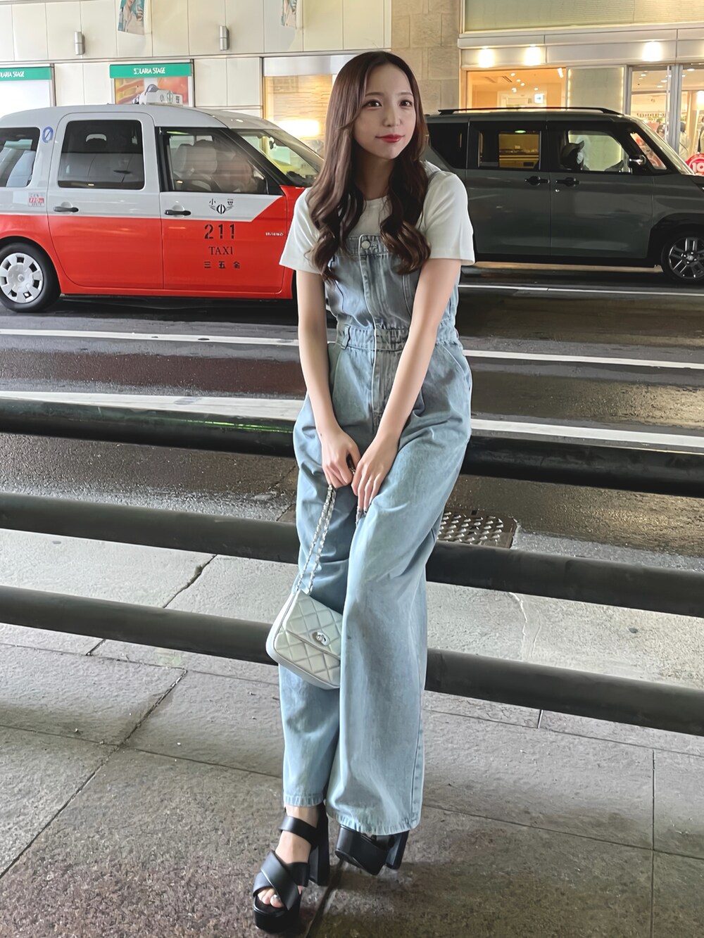 シルバー系のショルダーバッグ、ブルー系のサロペット/オーバーオール、ホワイト系のTシャツ/カットソーを着用したレディースの夏コーディネートの2枚目の写真