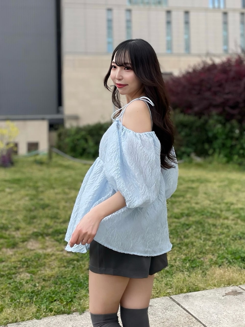 ブルー系のシャツ/ブラウス、グレー系のその他パンツを着用したレディースの春コーディネートの4枚目の写真