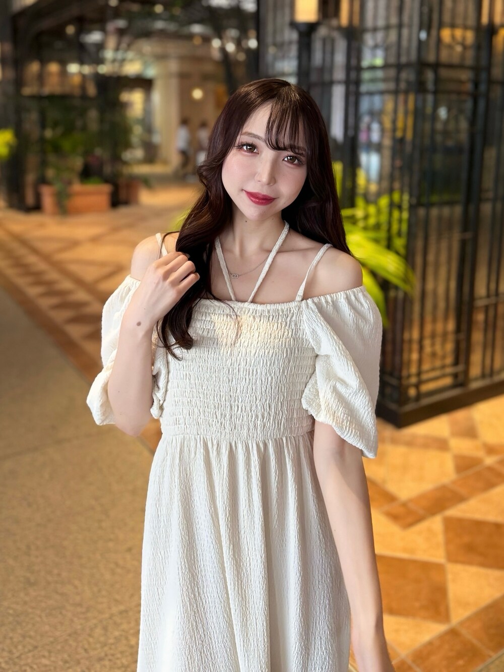 ホワイト系のサンダル、ホワイト系のワンピースを着用したレディースの春コーディネートの5枚目の写真