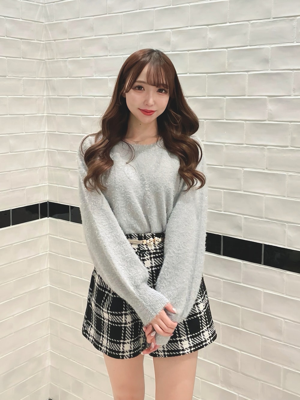 ブラック系のその他パンツ、グレー系のニット/セーターを着用したレディースの秋コーディネートの2枚目の写真