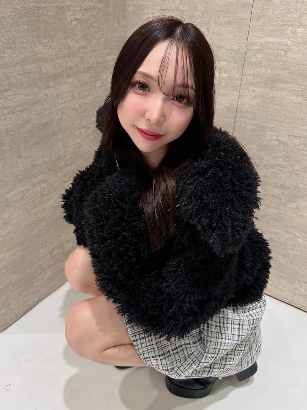 ブラック系のブルゾン、ホワイト系のワンピースを着用したレディースの秋コーディネートの3枚目の写真