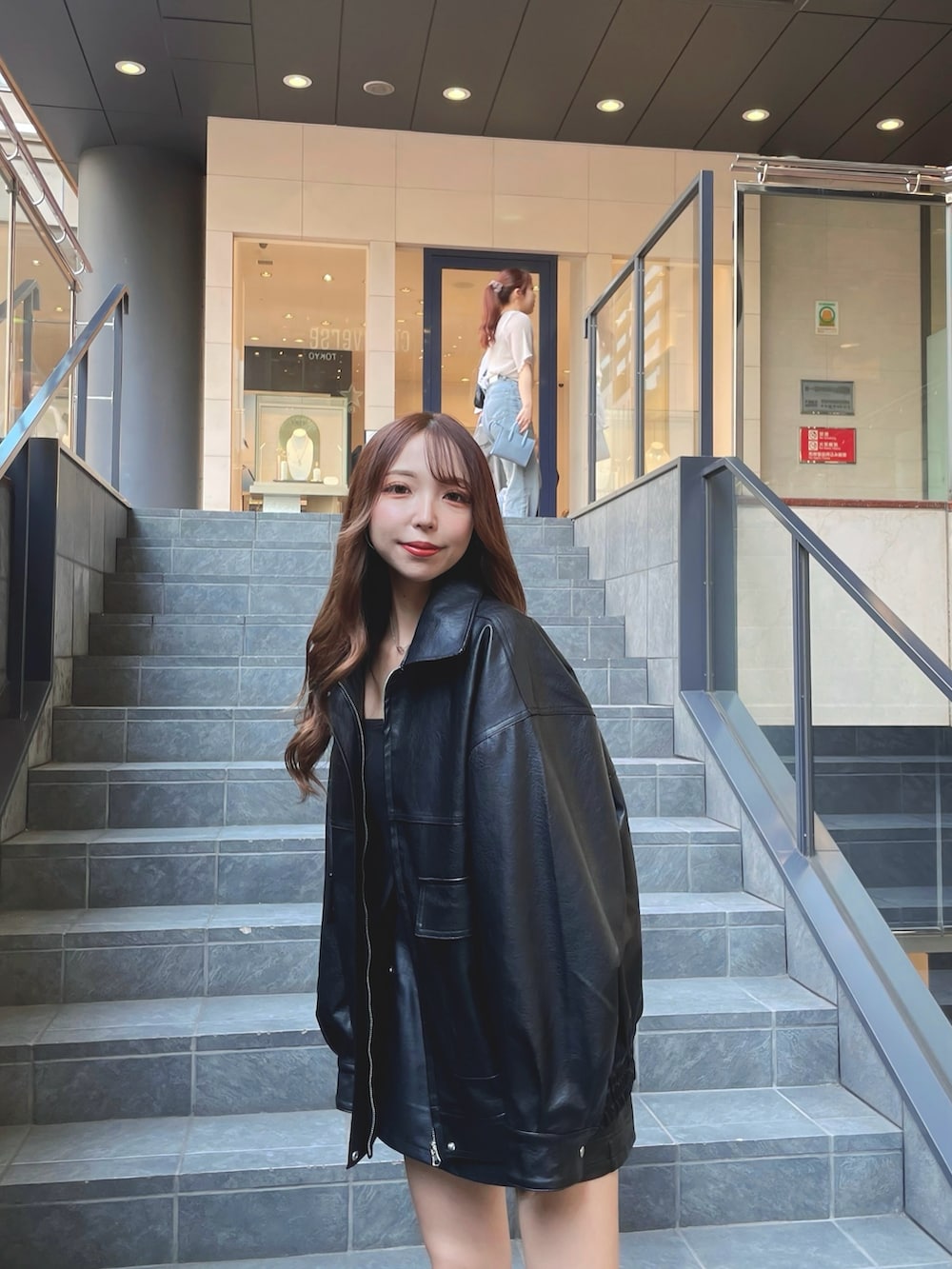 ブラック系のブルゾン、ブラック系のスカートを着用したレディースの秋コーディネートの3枚目の写真