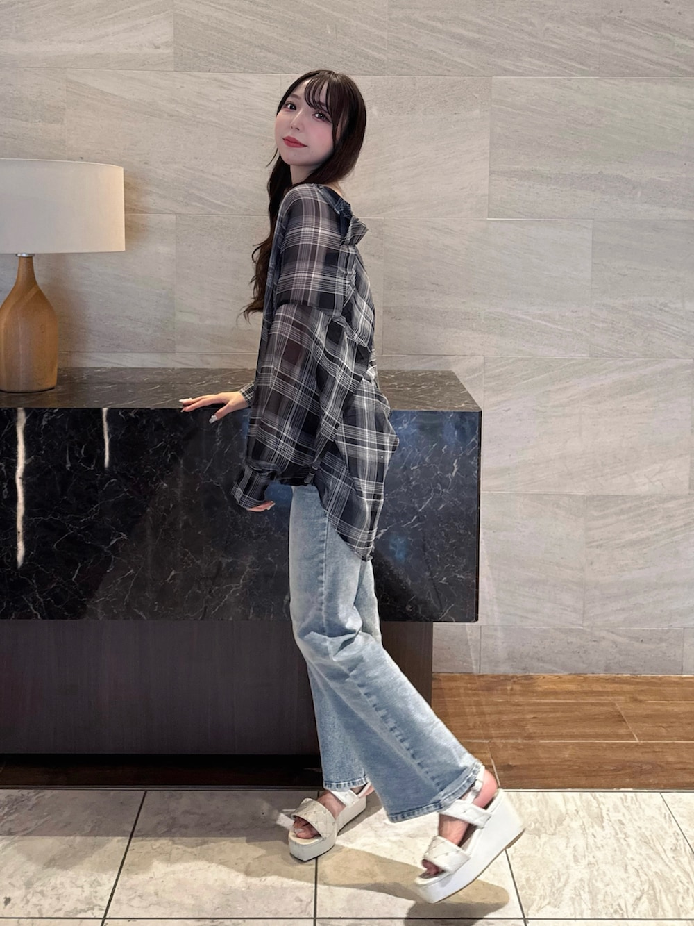 ブラック系のシャツ/ブラウス、ブラック系のキャミソール、ブルー系のデニムパンツを着用したレディースの夏コーディネートの5枚目の写真