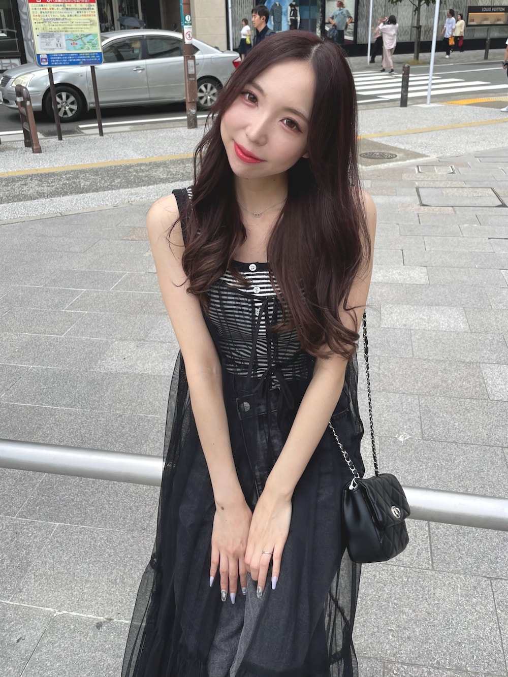 その他のタンクトップ、ブラック系のワンピース、グレー系のデニムパンツを着用したレディースの夏コーディネートの3枚目の写真