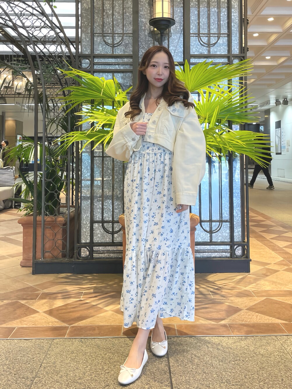 ホワイト系のデニムジャケット、ホワイト系のワンピース、ホワイト系のパンプスを着用したレディースの春コーディネートの3枚目の写真