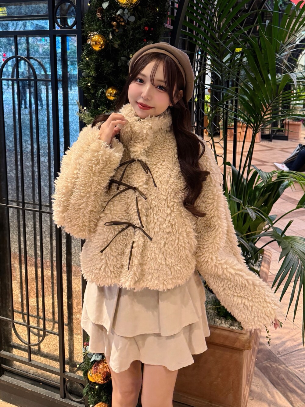 ベージュ系のブルゾン、ホワイト系のスカート、ベージュ系のハンチング/ベレー帽を着用したレディースの冬コーディネートの5枚目の写真