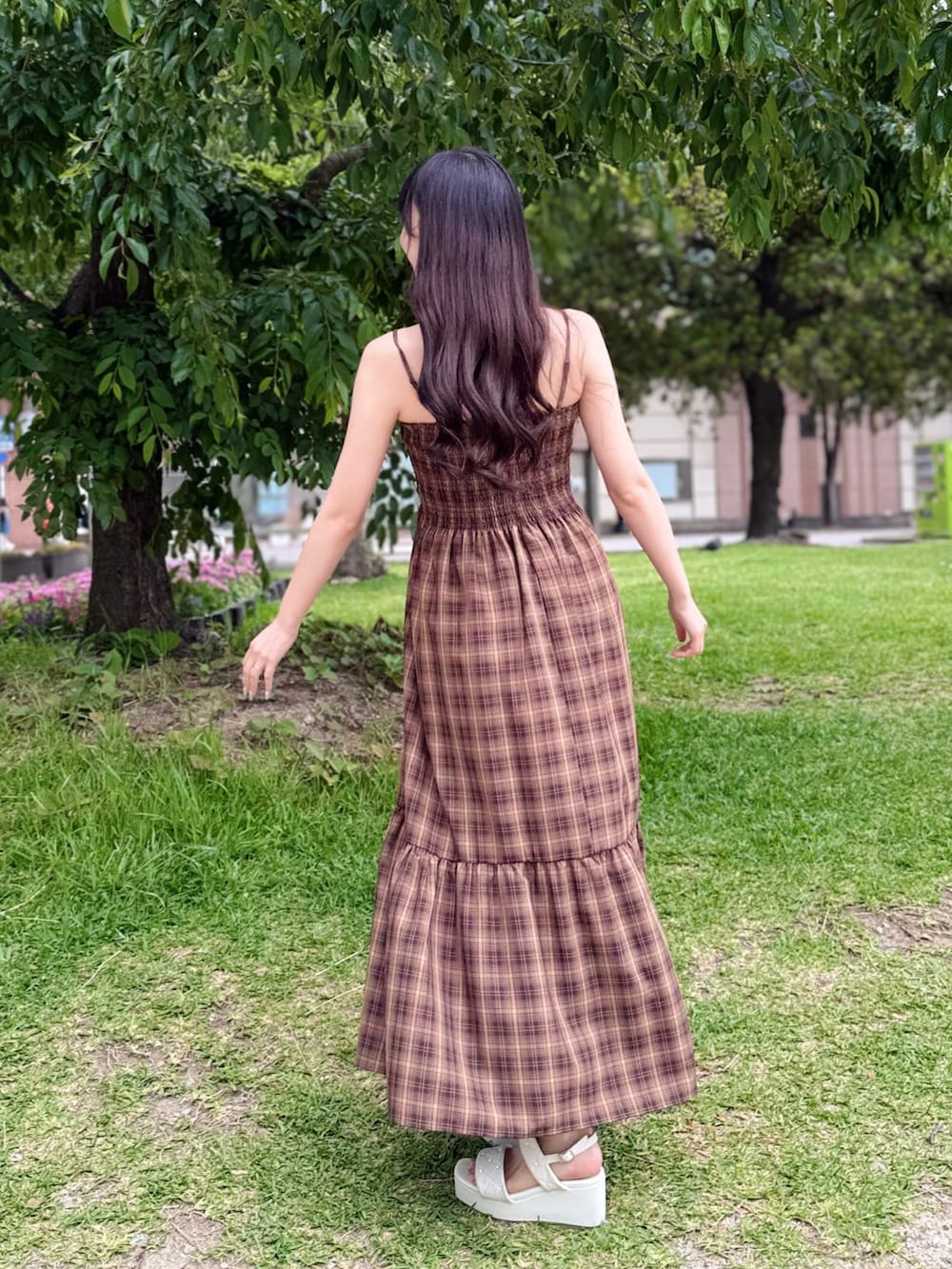 ブラウン系のワンピース、ホワイト系のサンダルを着用したレディースの夏コーディネートの3枚目の写真