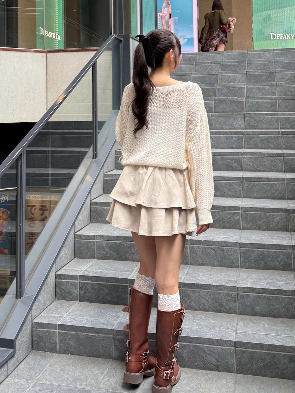 ホワイト系のニット/セーター、ホワイト系のキャミソール、ホワイト系のスカートを着用したレディースの秋コーディネートの4枚目の写真