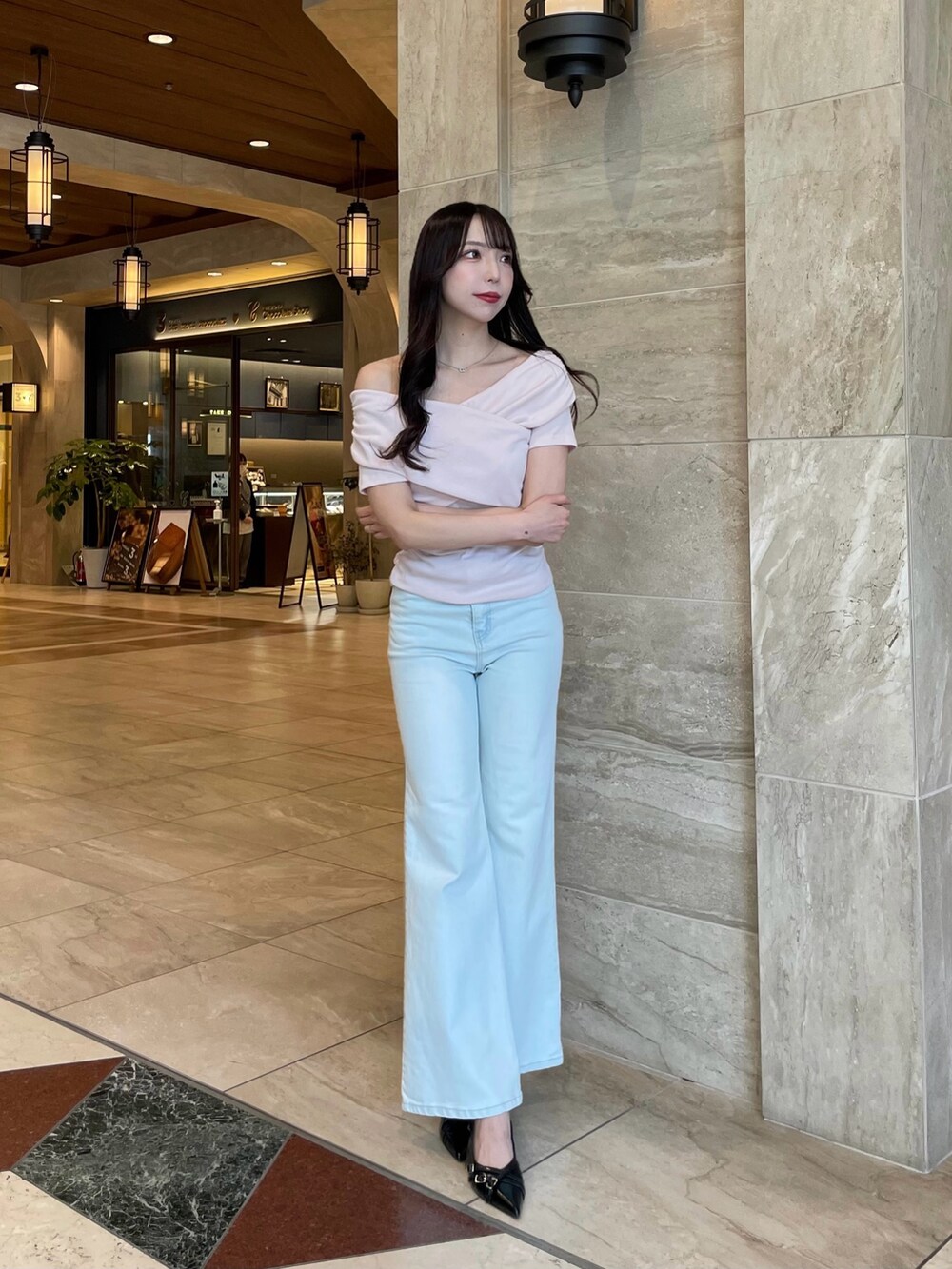 ブラック系のTシャツ/カットソー、ブルー系のデニムパンツ、ブラック系のパンプスを着用したレディースの春コーディネートの2枚目の写真