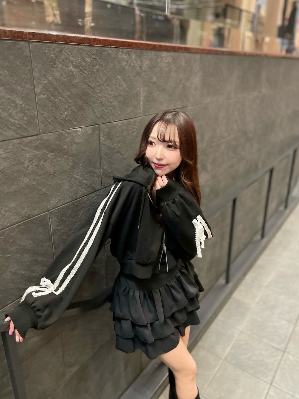 ブラック系のパーカー、ブラック系のキャミソール、ブラック系のスカートを着用したレディースの春コーディネートの5枚目の写真