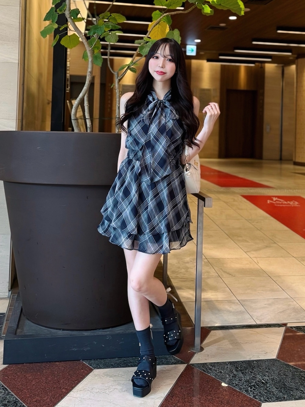 ブラック系のワンピース、ホワイト系のショルダーバッグ、ブラック系のサンダルを着用したレディースの夏コーディネートの5枚目の写真