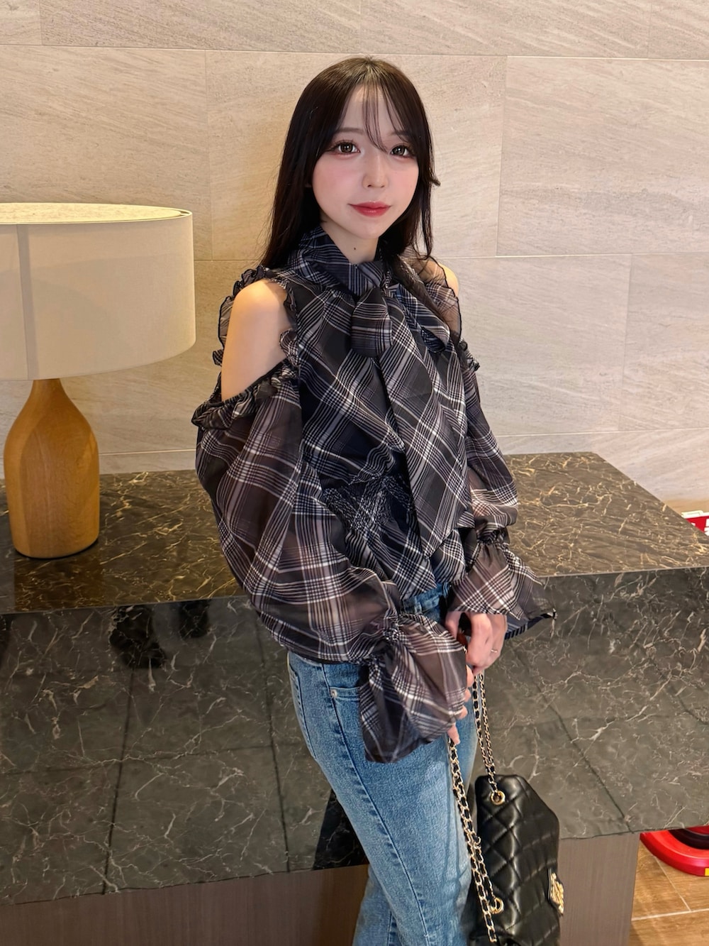 ブラック系のショルダーバッグ、ブラック系のシャツ/ブラウスを着用したレディースの秋コーディネートの6枚目の写真