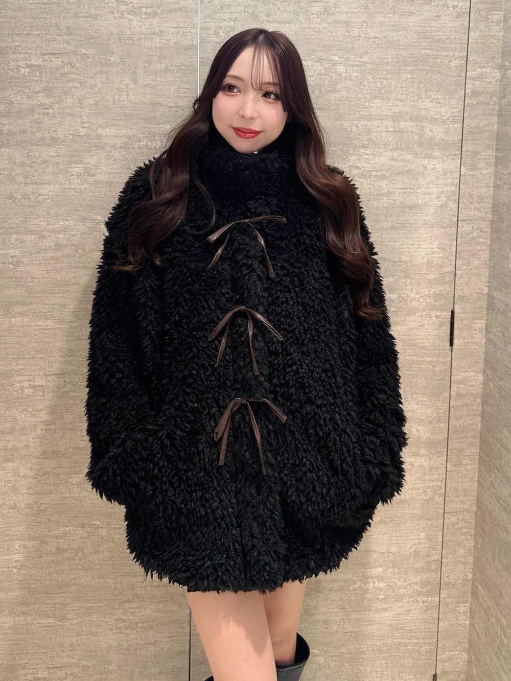 ブラック系のブーツ、ブラック系のブルゾンを着用したレディースの秋コーディネートの3枚目の写真