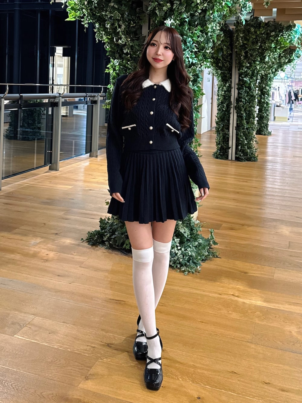 ブルー系のカーディガン/ボレロを着用したレディースの冬コーディネートの2枚目の写真