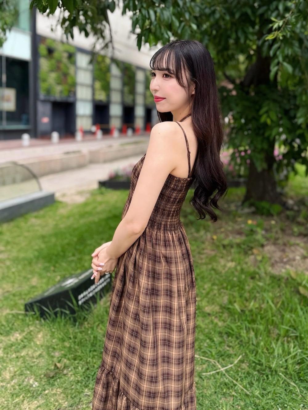 ブラウン系のワンピース、ホワイト系のサンダルを着用したレディースの夏コーディネートの4枚目の写真