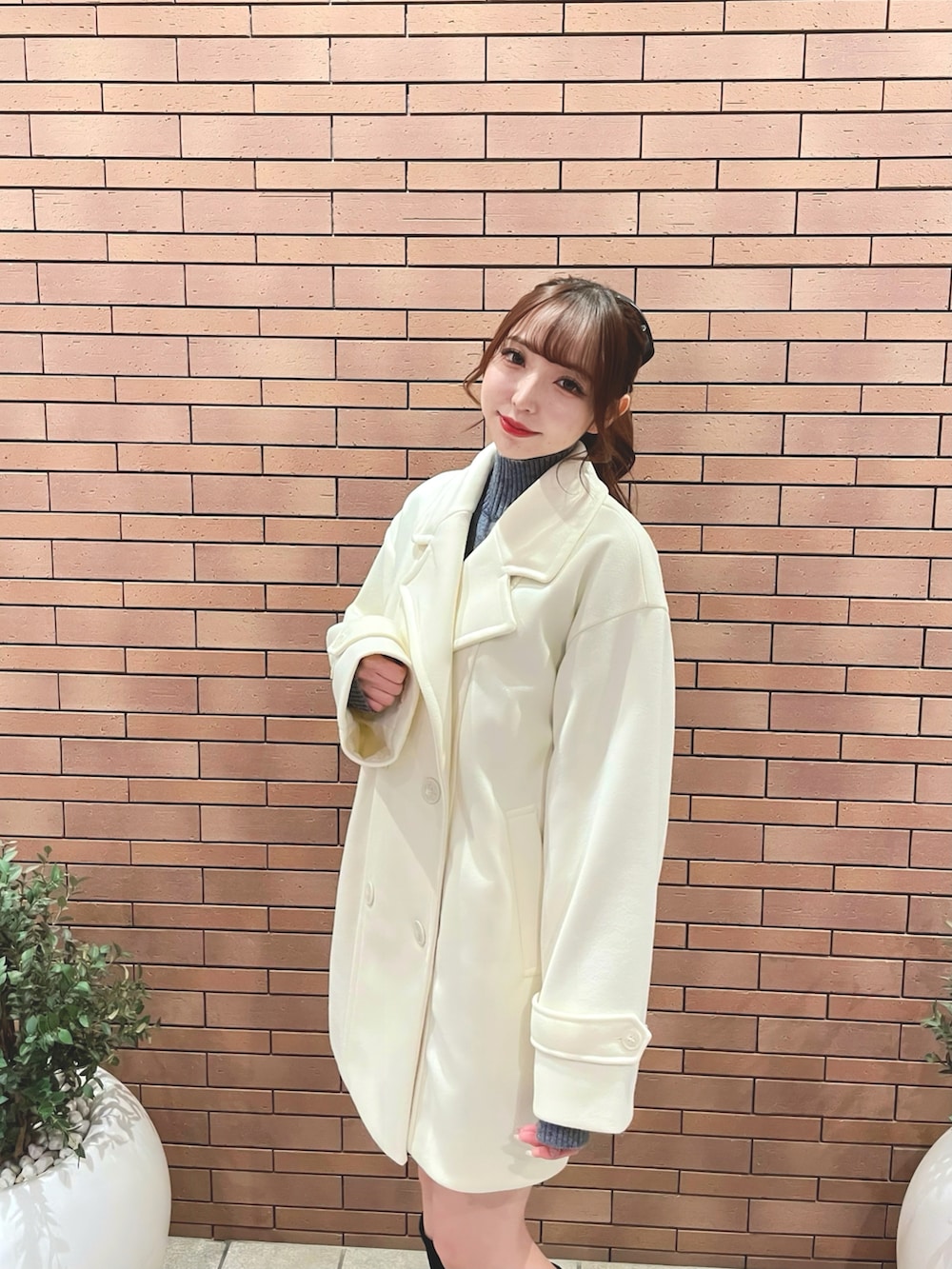 ホワイト系のその他アウター、ピンク系のストール/ショールを着用したレディースの秋コーディネートの3枚目の写真