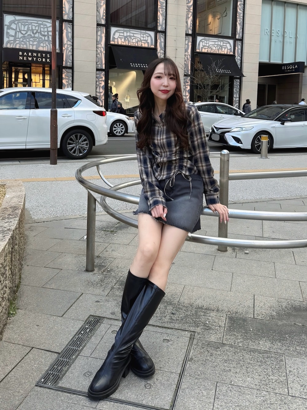 その他のトップス、グレー系のスカート、ブラック系のブーツを着用したレディースの春コーディネートの2枚目の写真