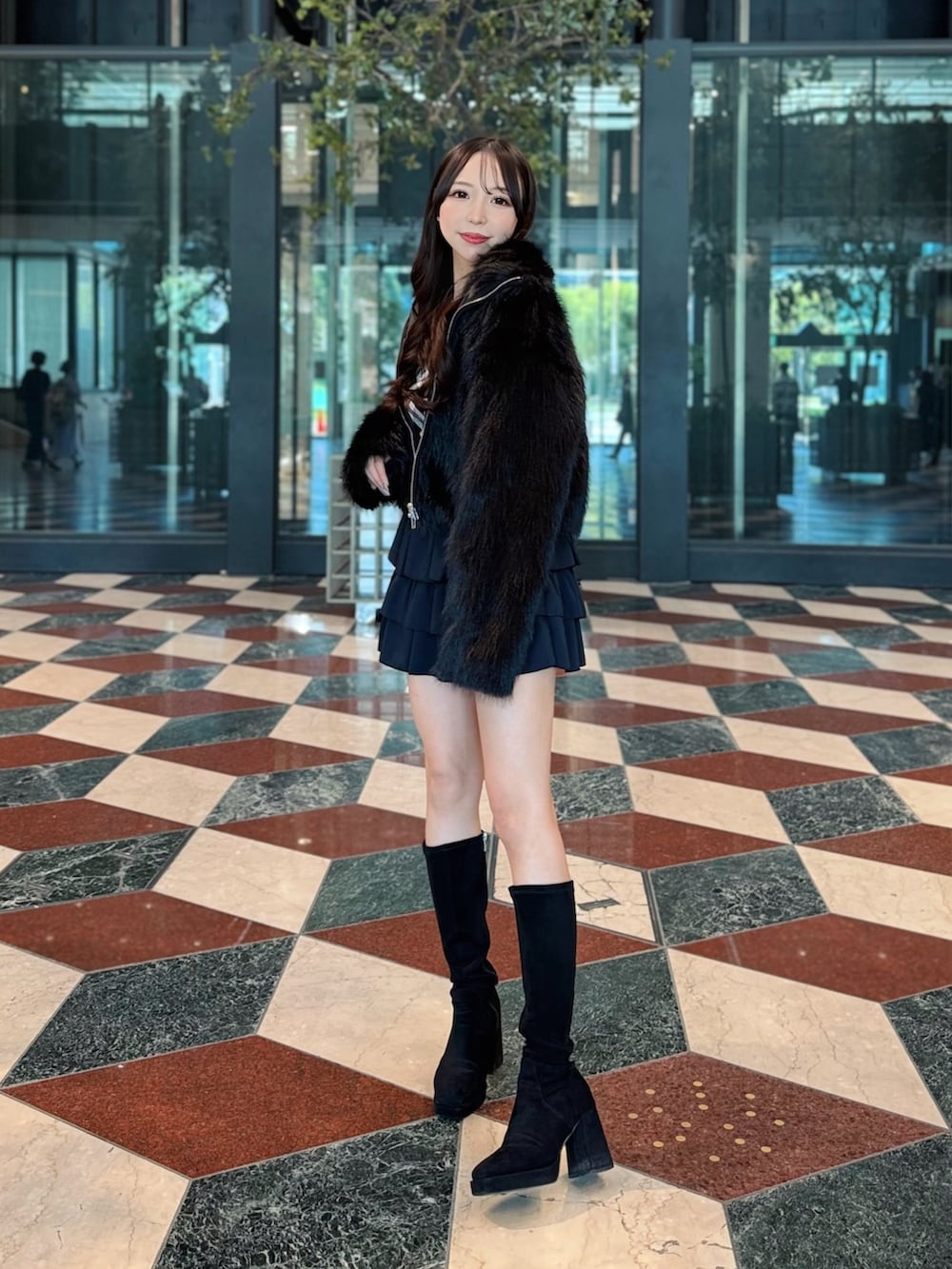 ブラック系のブルゾン、ブラック系のニット/セーター、ブラック系のスカートを着用したレディースの秋コーディネートの3枚目の写真