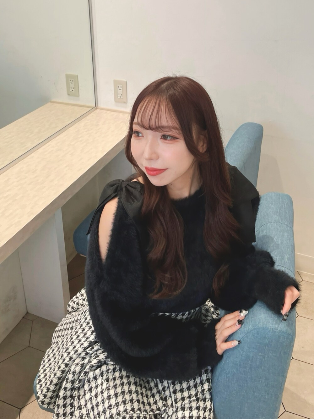 ブラック系のニット/セーター、その他のスカートを着用したレディースの秋コーディネートの4枚目の写真