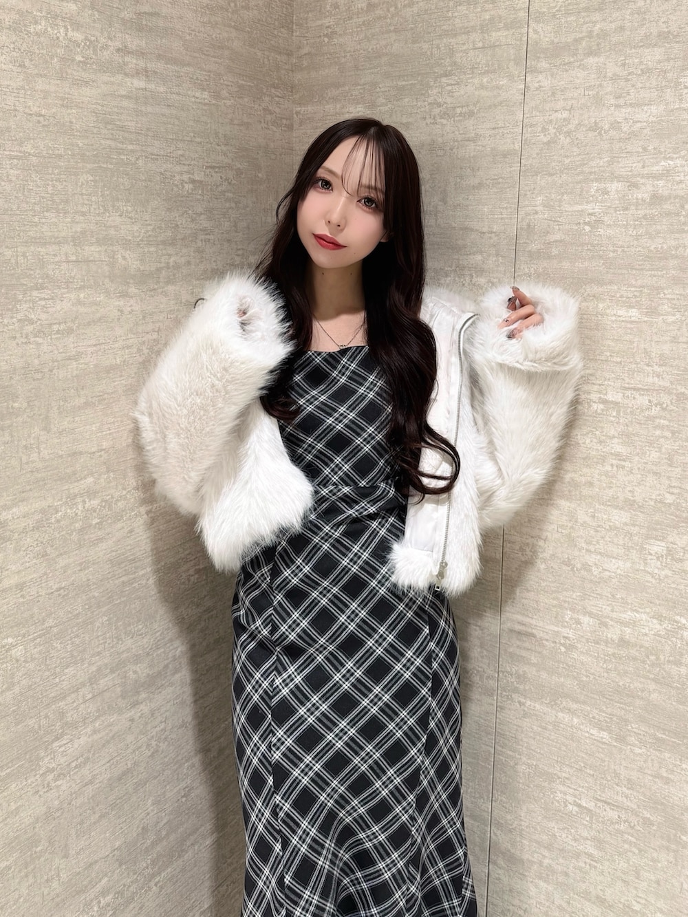 ホワイト系のブルゾン、ブラック系のワンピース、ブラック系のショルダーバッグを着用したレディースの秋コーディネートの4枚目の写真